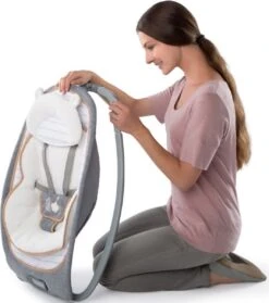 Bright Starts Ingenuity Boutique Rocking Wipstoel - Bella Teddy -Stokke Verkoop 1064x1200 1