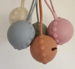 Speenhouder Zand - Fopspeen Opbergen In Een Makkelijk Speendoosjes - Siliconen Speenkoord Houder Voor Fopspeen -Stokke Verkoop 1200x1101 4