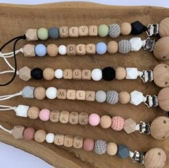 Speenkoord Met Naam | Gepersonaliseerd | Donker Roze - Hout | Kraamcadeau | Baby | Speenclip | Speenketting | Bebbes 15 Speenkoord Met Naam | Gepersonaliseerd | Donker Roze - Hout | Kraamcadeau | Baby | Speenclip | Speenketting | Bebbes -Stokke Verkoop 1200x1195 7