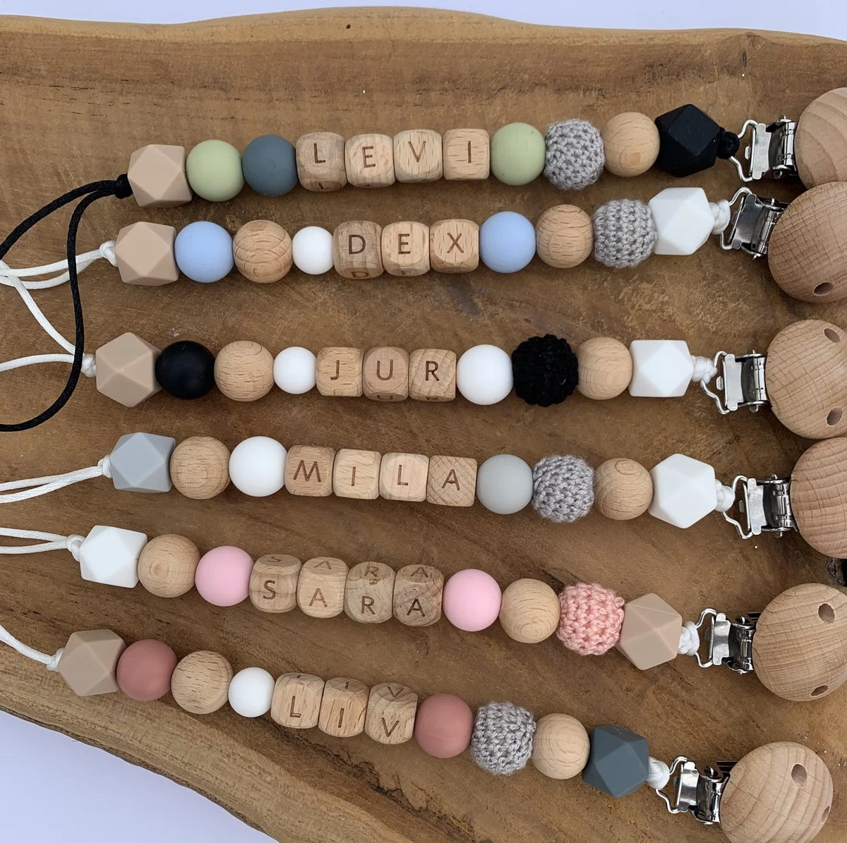Speenkoord Met Naam | Gepersonaliseerd | Donker Roze - Hout | Kraamcadeau | Baby | Speenclip | Speenketting | Bebbes 8 Speenkoord Met Naam | Gepersonaliseerd | Donker Roze - Hout | Kraamcadeau | Baby | Speenclip | Speenketting | Bebbes - Afbeelding 6