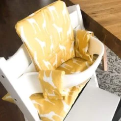 Ukje Stoelverkleiner - Geschikt Voor Stokke Tripp Trapp - Geplastificeerd - Kinderstoel - Kussenset - Geel - Giraffen Print - Extra Dik -Stokke Verkoop 1200x1200 415