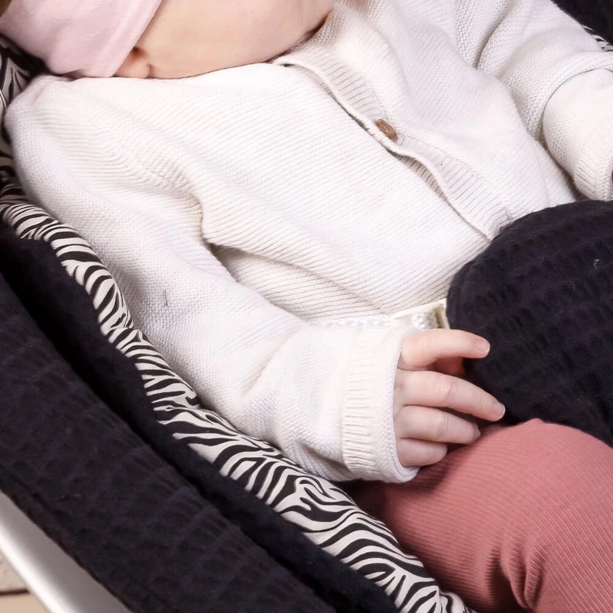 Ukje Wipstoelhoes - Geschikt Voor Over De MamaRoo4 Multi-Motion Baby Swing Wipstoel - Wafelstof - Zwart 8 Ukje Wipstoelhoes - Geschikt Voor Over De MamaRoo4 Multi-Motion Baby Swing Wipstoel - Wafelstof - Zwart - Afbeelding 6