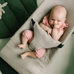Ukje Wipstoelhoes - Geschikt Voor BabyBjörn Soft - Kinderkraft Mimi - Qute Q-Bouncer Wipstoel - Beige Wafel -Stokke Verkoop 1200x1200 431