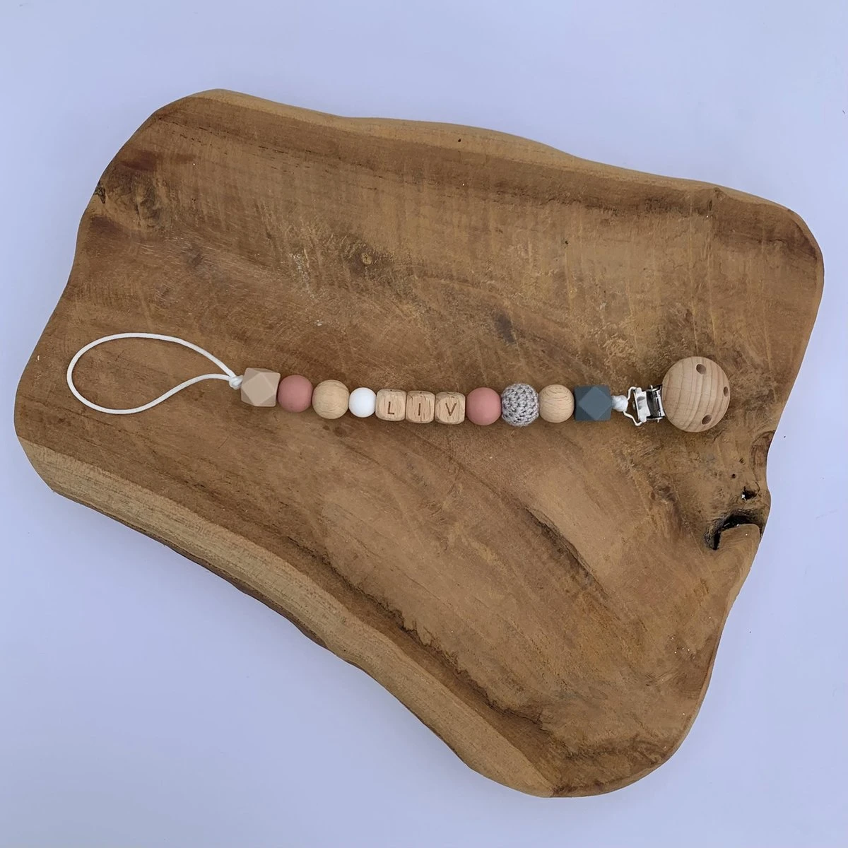 Speenkoord Met Naam | Gepersonaliseerd | Donker Roze - Hout | Kraamcadeau | Baby | Speenclip | Speenketting | Bebbes 6 Speenkoord Met Naam | Gepersonaliseerd | Donker Roze - Hout | Kraamcadeau | Baby | Speenclip | Speenketting | Bebbes - Afbeelding 4