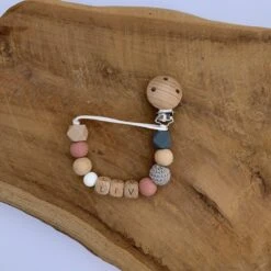 Speenkoord Met Naam | Gepersonaliseerd | Donker Roze - Hout | Kraamcadeau | Baby | Speenclip | Speenketting | Bebbes 14 Speenkoord Met Naam | Gepersonaliseerd | Donker Roze - Hout | Kraamcadeau | Baby | Speenclip | Speenketting | Bebbes -Stokke Verkoop 1200x1200 951