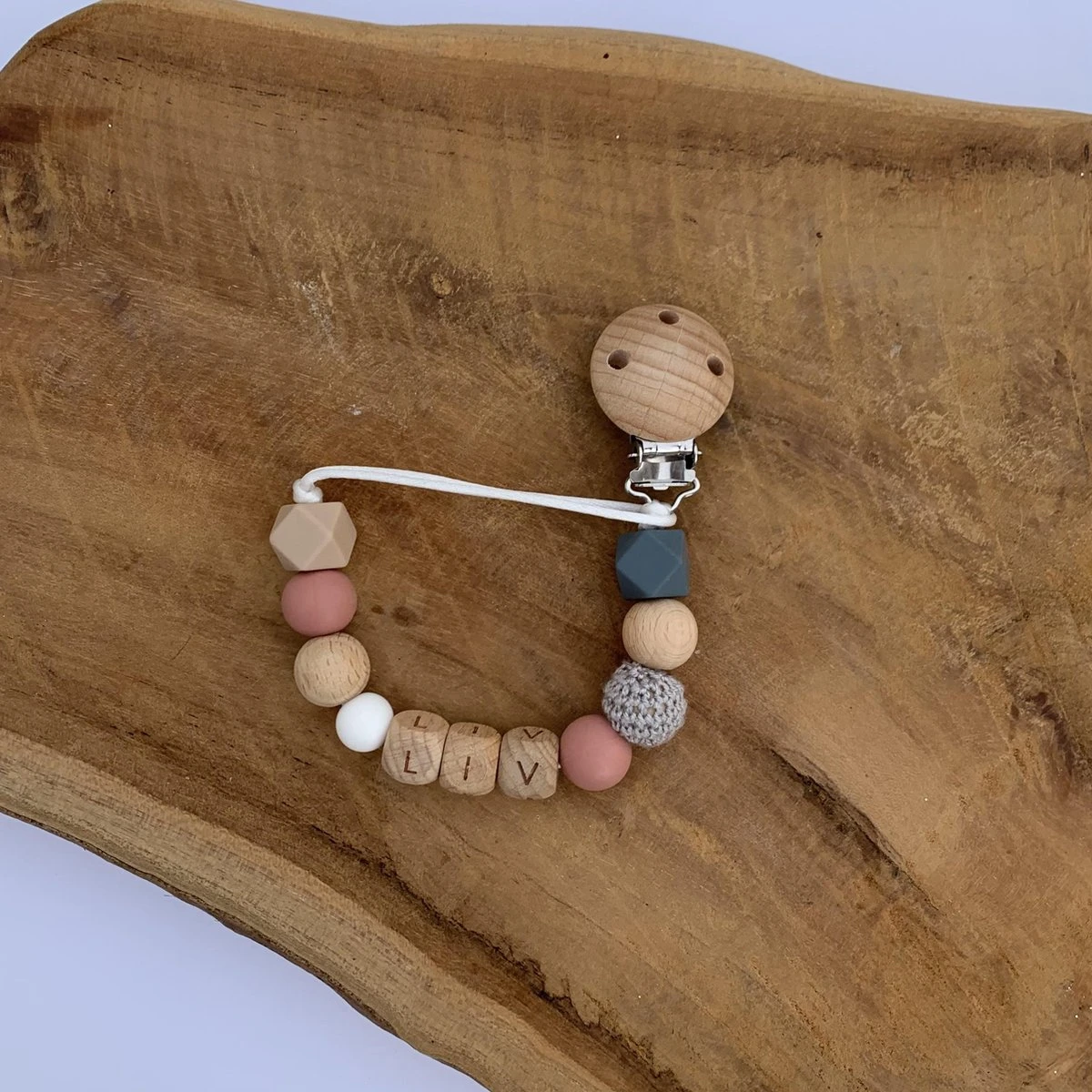 Speenkoord Met Naam | Gepersonaliseerd | Donker Roze - Hout | Kraamcadeau | Baby | Speenclip | Speenketting | Bebbes 7 Speenkoord Met Naam | Gepersonaliseerd | Donker Roze - Hout | Kraamcadeau | Baby | Speenclip | Speenketting | Bebbes - Afbeelding 5
