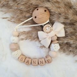 Merkloos Blue Or Pink - Speenkoord Met Naam - Hout/zand/ Creme - Met Strik - Meisje - Speenketting Met Naam - Gepersonaliseerd - Kraamcadeau