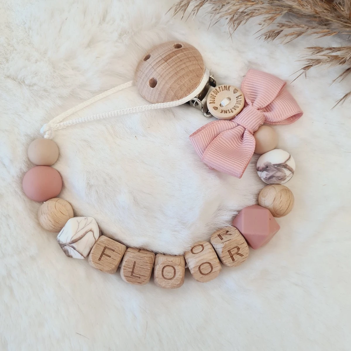 Merkloos Blue Or Pink - Speenkoord Met Naam - Roze Zand Marmer - Met Strik - Meisje 2 Merkloos Blue Or Pink - Speenkoord Met Naam - Roze Zand Marmer - Met Strik - Meisje