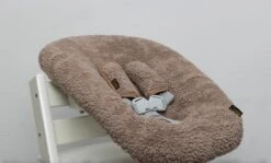 Ukje Stokke Newborn Hoes TrippTrapp - Newborn Hoes Stokke - Model Vanaf 2014 - Perfecte Pasvorm - Taupe Teddy -Stokke Verkoop 1200x722