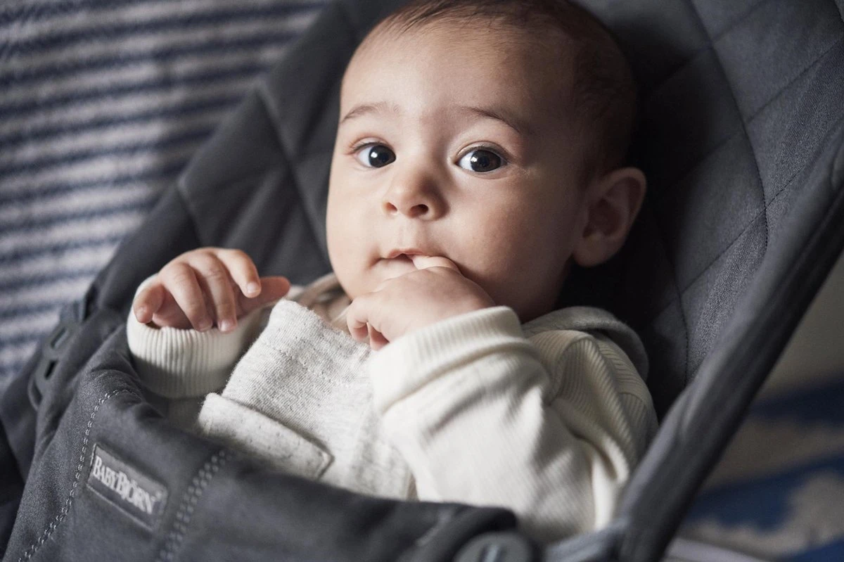 BabyBjörn Wipstoel Bliss Donkergrijs Frame - Cotton Klassiek Quilt - Antraciet - Ergonomisch - Verstelbaar - Inklapbaar 10 BabyBjörn Wipstoel Bliss Donkergrijs Frame - Cotton Klassiek Quilt - Antraciet - Ergonomisch - Verstelbaar - Inklapbaar - Afbeelding 8