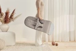 BabyBjörn Wipstoel Bliss Lichtgrijs Frame - Cotton Kroonblad Quilt - Zandgrijs - Ergonomisch - Verstelbaar - Inklapbaar -Stokke Verkoop 1200x800 10