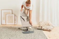 BabyBjörn Wipstoel Bliss Donkergrijs Frame - Cotton Klassiek Quilt - Zandgrijs - Ergonomisch - Verstelbaar - Inklapbaar -Stokke Verkoop 1200x800 109