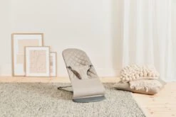 BabyBjörn Wipstoel Bliss Donkergrijs Frame - Cotton Klassiek Quilt - Zandgrijs - Ergonomisch - Verstelbaar - Inklapbaar -Stokke Verkoop 1200x800 110