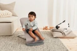 BabyBjörn Wipstoel Bliss Donkergrijs Frame - Cotton Klassiek Quilt - Zandgrijs - Ergonomisch - Verstelbaar - Inklapbaar -Stokke Verkoop 1200x800 112