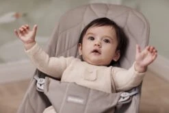 BabyBjörn Wipstoel Bliss Lichtgrijs Frame - Cotton Kroonblad Quilt - Zandgrijs - Ergonomisch - Verstelbaar - Inklapbaar -Stokke Verkoop 1200x800 5