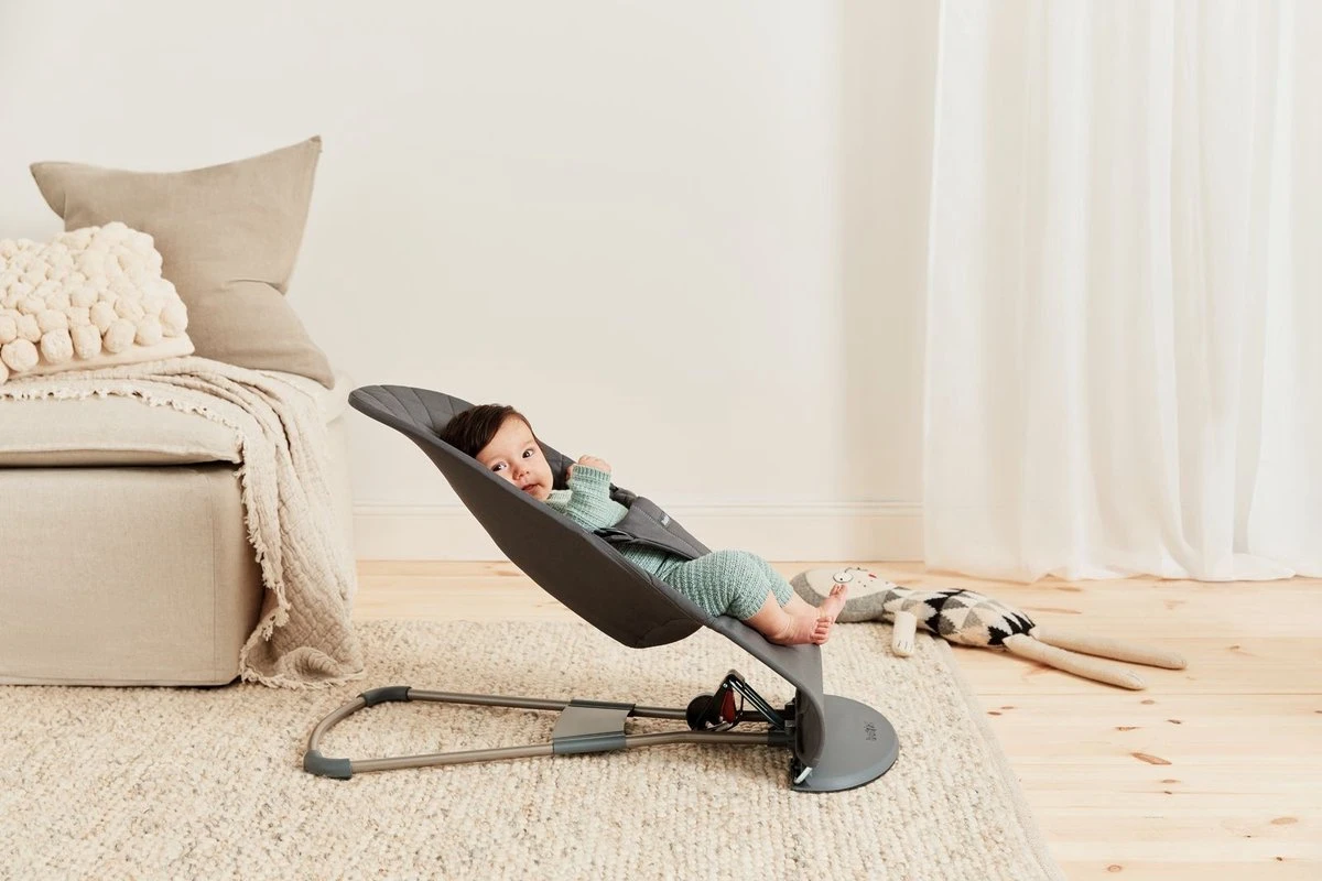 BabyBjörn Wipstoel Bliss Donkergrijs Frame - Cotton Klassiek Quilt - Antraciet - Ergonomisch - Verstelbaar - Inklapbaar 4 BabyBjörn Wipstoel Bliss Donkergrijs Frame - Cotton Klassiek Quilt - Antraciet - Ergonomisch - Verstelbaar - Inklapbaar - Afbeelding 2