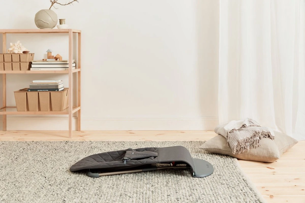 BabyBjörn Wipstoel Bliss Donkergrijs Frame - Cotton Klassiek Quilt - Antraciet - Ergonomisch - Verstelbaar - Inklapbaar 8 BabyBjörn Wipstoel Bliss Donkergrijs Frame - Cotton Klassiek Quilt - Antraciet - Ergonomisch - Verstelbaar - Inklapbaar - Afbeelding 6