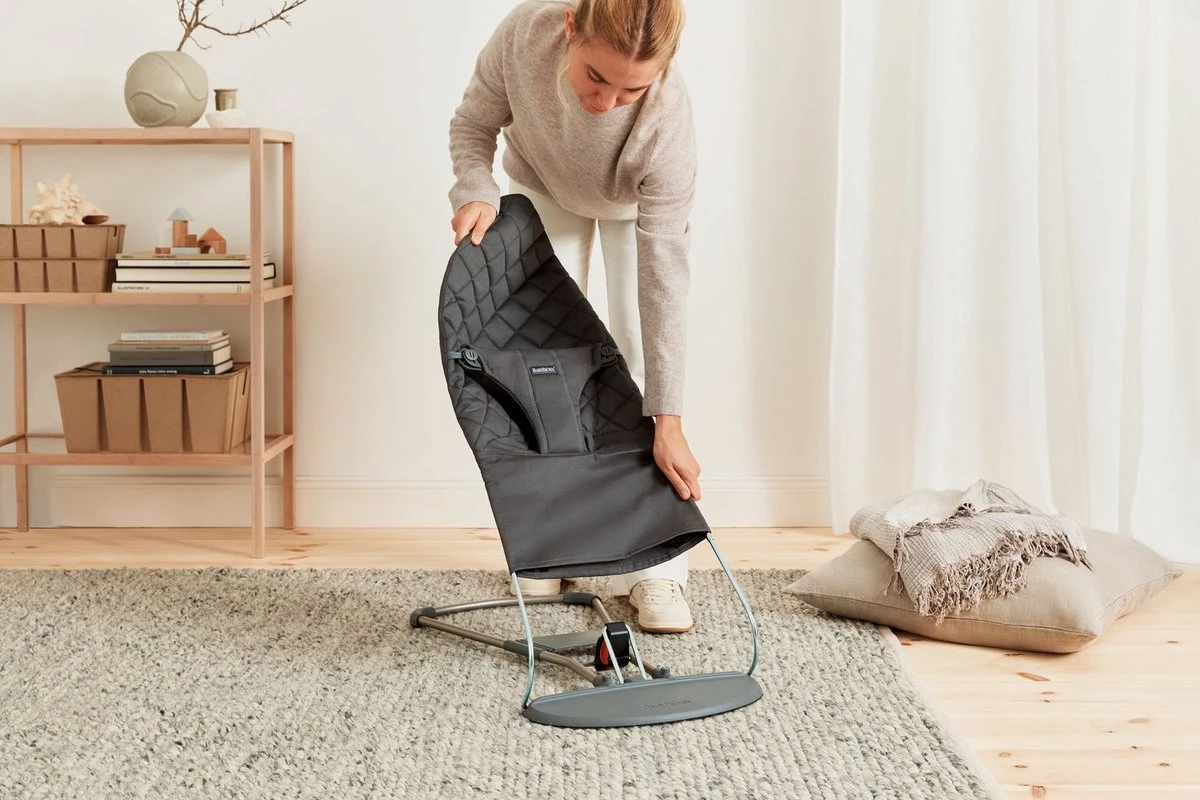 BabyBjörn Wipstoel Bliss Donkergrijs Frame - Cotton Klassiek Quilt - Antraciet - Ergonomisch - Verstelbaar - Inklapbaar 15 BabyBjörn Wipstoel Bliss Donkergrijs Frame - Cotton Klassiek Quilt - Antraciet - Ergonomisch - Verstelbaar - Inklapbaar - Afbeelding 13