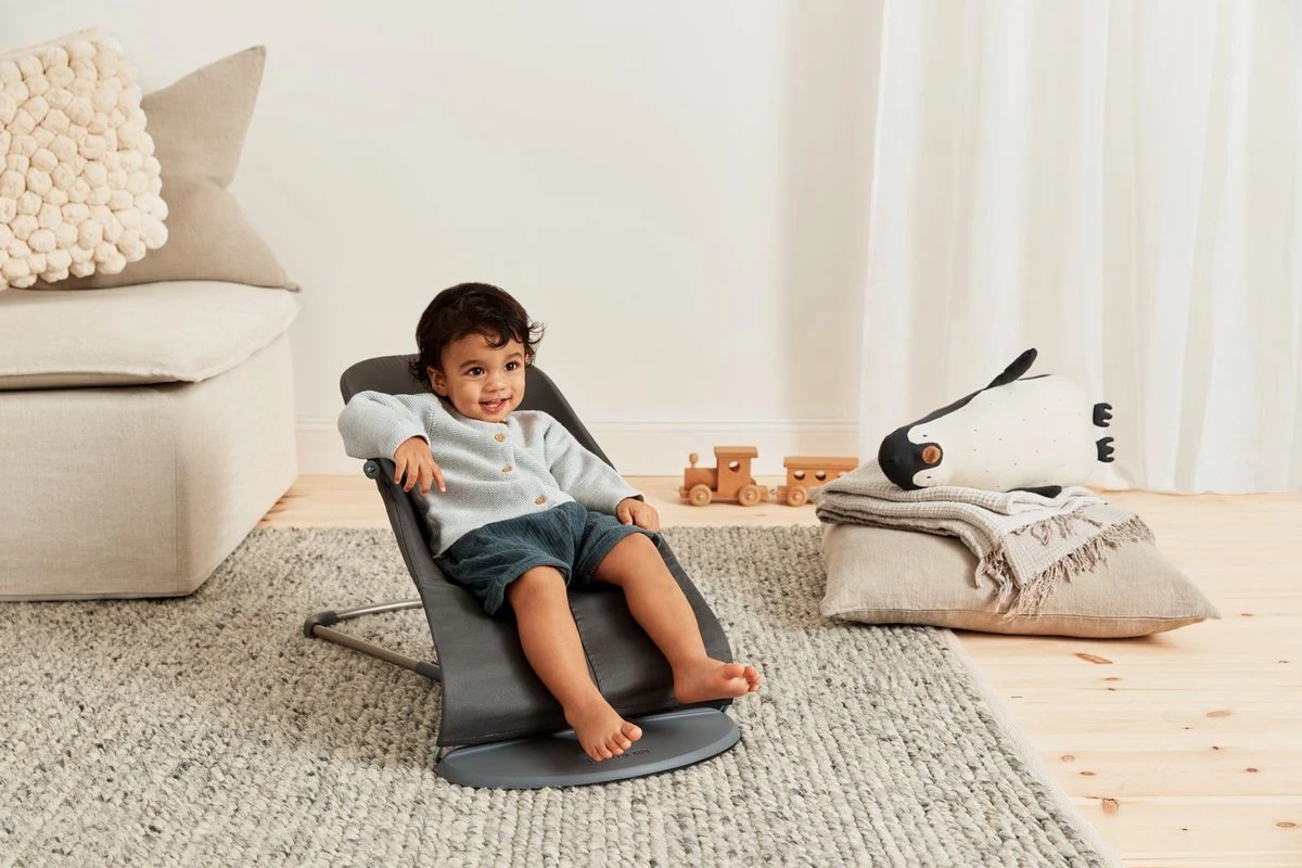 BabyBjörn Wipstoel Bliss Donkergrijs Frame - Cotton Kroonblad Quilt - Antraciet - Ergonomisch - Verstelbaar - Inklapbaar 7 BabyBjörn Wipstoel Bliss Donkergrijs Frame - Cotton Kroonblad Quilt - Antraciet - Ergonomisch - Verstelbaar - Inklapbaar - Afbeelding 5