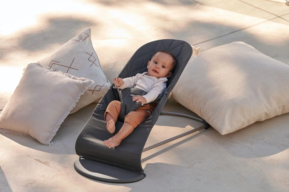 BabyBjörn Wipstoel Bliss Donkergrijs Frame - Cotton Kroonblad Quilt - Antraciet - Ergonomisch - Verstelbaar - Inklapbaar 9 BabyBjörn Wipstoel Bliss Donkergrijs Frame - Cotton Kroonblad Quilt - Antraciet - Ergonomisch - Verstelbaar - Inklapbaar - Afbeelding 7