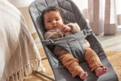 BabyBjörn Wipstoel Bliss Donkergrijs Frame - Cotton Kroonblad Quilt - Antraciet - Ergonomisch - Verstelbaar - Inklapbaar 25 BabyBjörn Wipstoel Bliss Donkergrijs Frame - Cotton Kroonblad Quilt - Antraciet - Ergonomisch - Verstelbaar - Inklapbaar -Stokke Verkoop 1200x800 83