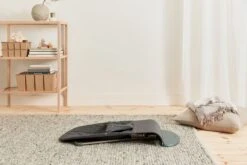 BabyBjörn Wipstoel Bliss Donkergrijs Frame - Cotton Kroonblad Quilt - Antraciet - Ergonomisch - Verstelbaar - Inklapbaar 26 BabyBjörn Wipstoel Bliss Donkergrijs Frame - Cotton Kroonblad Quilt - Antraciet - Ergonomisch - Verstelbaar - Inklapbaar -Stokke Verkoop 1200x800 84