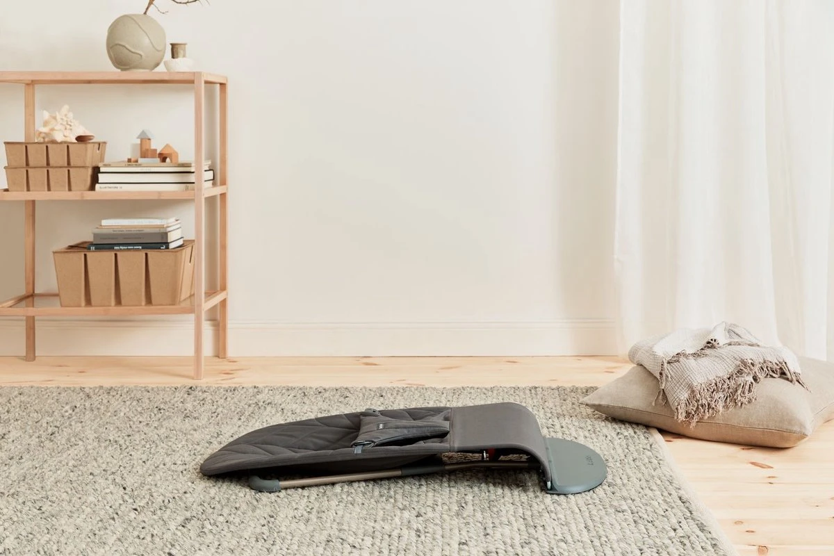 BabyBjörn Wipstoel Bliss Donkergrijs Frame - Cotton Kroonblad Quilt - Antraciet - Ergonomisch - Verstelbaar - Inklapbaar 12 BabyBjörn Wipstoel Bliss Donkergrijs Frame - Cotton Kroonblad Quilt - Antraciet - Ergonomisch - Verstelbaar - Inklapbaar - Afbeelding 10