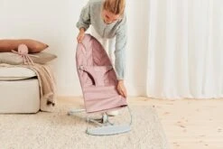 BabyBjörn Wipstoel Bliss Lichtgrijs Frame - Cotton Kroonblad Quilt - Oudroze - Ergonomisch - Verstelbaar - Inklapbaar -Stokke Verkoop 1200x800 88