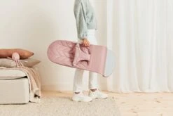 BabyBjörn Wipstoel Bliss Lichtgrijs Frame - Cotton Kroonblad Quilt - Oudroze - Ergonomisch - Verstelbaar - Inklapbaar -Stokke Verkoop 1200x800 92