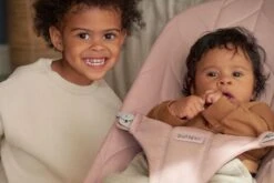 BabyBjörn Wipstoel Bliss Lichtgrijs Frame - Cotton Kroonblad Quilt - Oudroze - Ergonomisch - Verstelbaar - Inklapbaar -Stokke Verkoop 1200x800 93