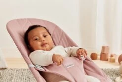 BabyBjörn Wipstoel Bliss Lichtgrijs Frame - Cotton Kroonblad Quilt - Oudroze - Ergonomisch - Verstelbaar - Inklapbaar -Stokke Verkoop 1200x800 94