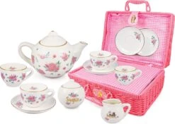 Porseleinen Theeset Voor Kleine Meisjes Met Roze Picknickmandje -Stokke Verkoop 1200x856 1