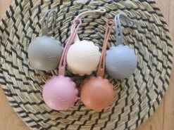 Speenhouder Zand - Fopspeen Opbergen In Een Makkelijk Speendoosjes - Siliconen Speenkoord Houder Voor Fopspeen -Stokke Verkoop 1200x899 2