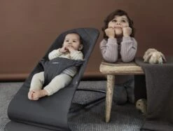 BabyBjörn Wipstoel Bliss Donkergrijs Frame - Cotton Klassiek Quilt - Antraciet - Ergonomisch - Verstelbaar - Inklapbaar 28 BabyBjörn Wipstoel Bliss Donkergrijs Frame - Cotton Klassiek Quilt - Antraciet - Ergonomisch - Verstelbaar - Inklapbaar -Stokke Verkoop 1200x907 2