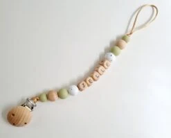 Speenkoord Met Naam Lalieloe - Speenhouder - Kraamcadeau - Speenketting - Jelle 9 Speenkoord Met Naam Lalieloe - Speenhouder - Kraamcadeau - Speenketting - Jelle -Stokke Verkoop 1200x968
