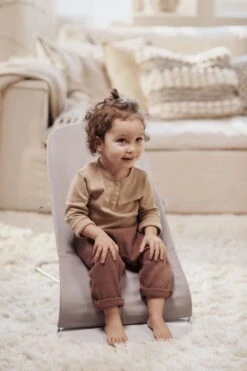 BabyBjörn Wipstoel Bliss Lichtgrijs Frame - Cotton Kroonblad Quilt - Zandgrijs - Ergonomisch - Verstelbaar - Inklapbaar -Stokke Verkoop 800x1200 1