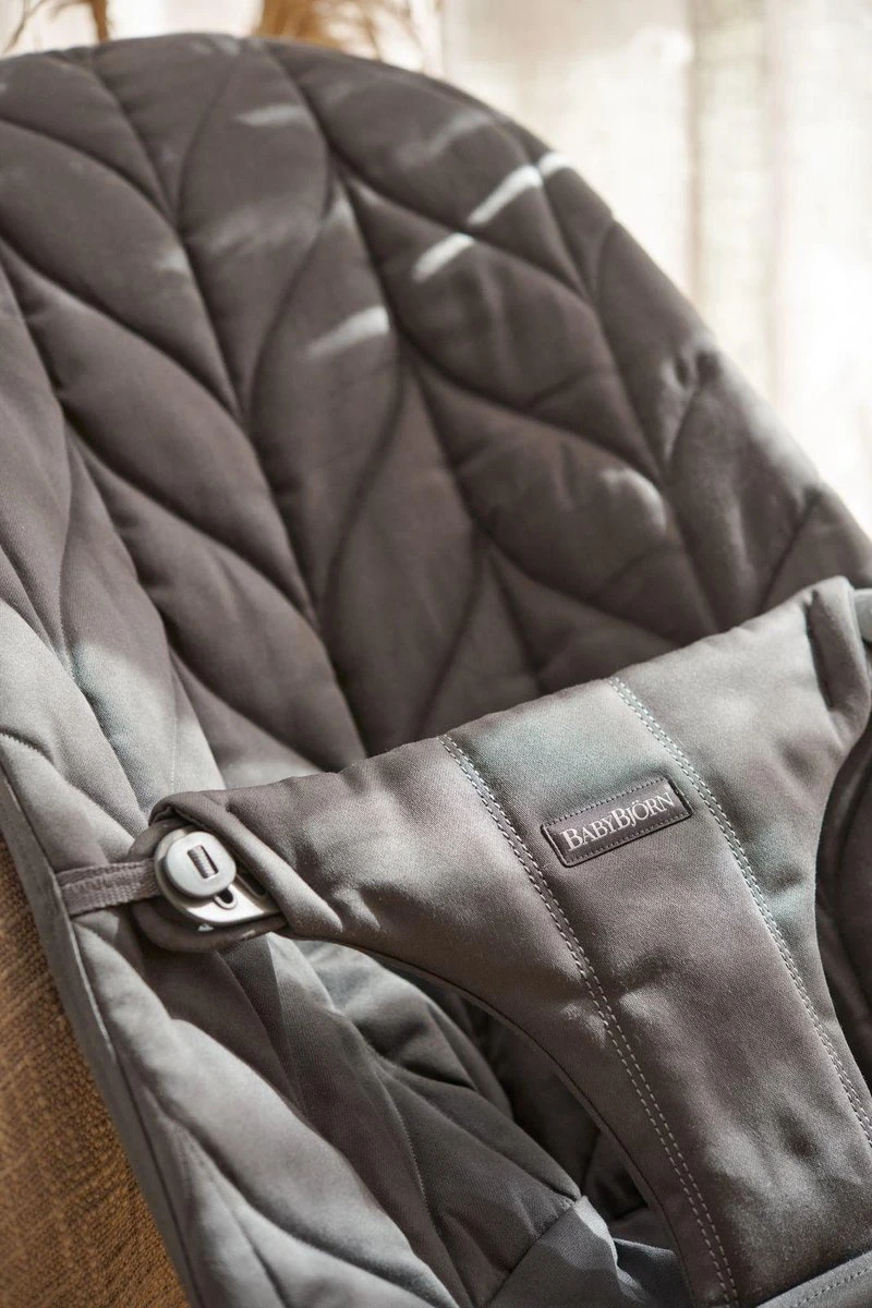 BabyBjörn Wipstoel Bliss Donkergrijs Frame - Cotton Kroonblad Quilt - Antraciet - Ergonomisch - Verstelbaar - Inklapbaar 4 BabyBjörn Wipstoel Bliss Donkergrijs Frame - Cotton Kroonblad Quilt - Antraciet - Ergonomisch - Verstelbaar - Inklapbaar - Afbeelding 2