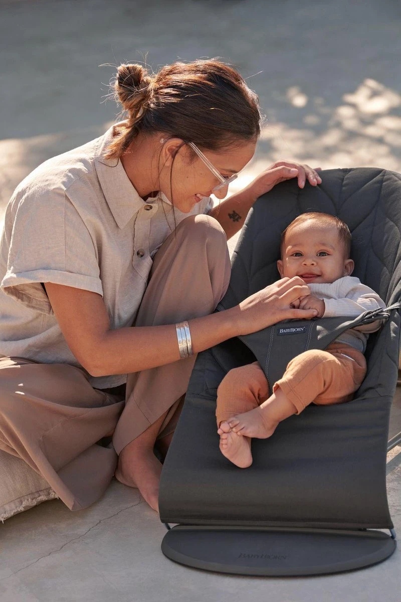 BabyBjörn Wipstoel Bliss Donkergrijs Frame - Cotton Kroonblad Quilt - Antraciet - Ergonomisch - Verstelbaar - Inklapbaar 15 BabyBjörn Wipstoel Bliss Donkergrijs Frame - Cotton Kroonblad Quilt - Antraciet - Ergonomisch - Verstelbaar - Inklapbaar - Afbeelding 13
