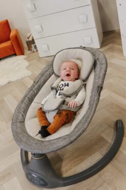 Tryco Hugg Swing Babyschommel - Grijs - Draaibare Babyswing - Met Muziek 27 Tryco Hugg Swing Babyschommel - Grijs - Draaibare Babyswing - Met Muziek -Stokke Verkoop 800x1200 59