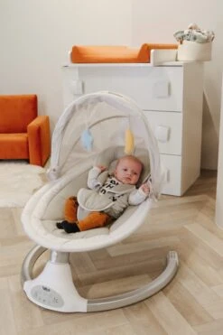 Tryco Hugg Swing Babyschommel - Zilver/Wit - Draaibare Babyswing - Met Muziek -Stokke Verkoop 800x1200 63