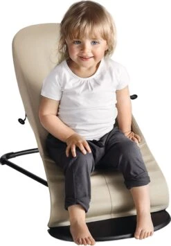 BabyBjörn Wipstoel Balance Soft Zwart Frame - Cotton - Khaki-Beige - Ergonomisch - Verstelbaar - Inklapbaar -Stokke Verkoop 834x1200 3