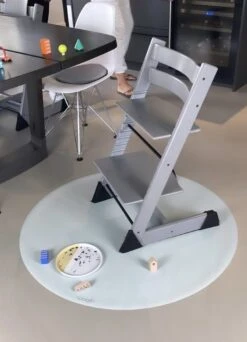 WOOSH - Knoeimat Kinderstoel - Vloerbeschermer 107 Cm-Silver Moon 7 WOOSH - Knoeimat Kinderstoel - Vloerbeschermer 107 Cm-Silver Moon -Stokke Verkoop 866x1200 3