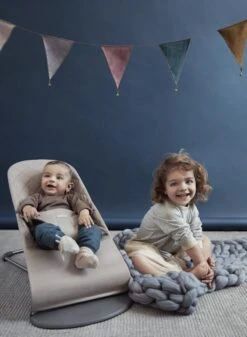 BabyBjörn Wipstoel Bliss Donkergrijs Frame - Cotton Klassiek Quilt - Zandgrijs - Ergonomisch - Verstelbaar - Inklapbaar -Stokke Verkoop 879x1200