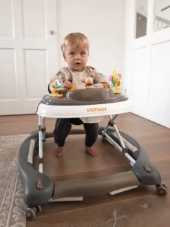 Deryan Luxe Loopstoel - Schommelfunctie -Inclusief Speelset En Dienblad - Bruin -Stokke Verkoop 900x1200 19