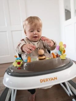 Deryan Luxe Loopstoel - Schommelfunctie -Inclusief Speelset En Dienblad - Bruin -Stokke Verkoop 900x1200 20