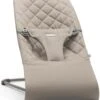 BabyBjörn Wipstoel Bliss Donkergrijs Frame - Cotton Klassiek Quilt - Zandgrijs - Ergonomisch - Verstelbaar - Inklapbaar -Stokke Verkoop 939x1200 5