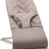 BabyBjörn Wipstoel Bliss Lichtgrijs Frame - Cotton Kroonblad Quilt - Zandgrijs - Ergonomisch - Verstelbaar - Inklapbaar -Stokke Verkoop 940x1200