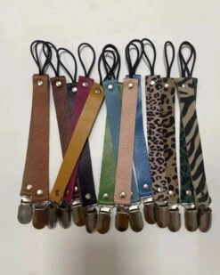 Speenkoord Bruin, Speenkoord Jongn, Speenkoord Meisje, Baby Speenkoord, Leren Speenkoord, Bibs Speen, Kraamcadeau, Kraamkado -Stokke Verkoop 959x1200 4