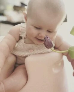 Bumbo Floorseat - Cradle Pink - Kinderstoel - Zacht Foam -Stokke Verkoop 970x1200 1